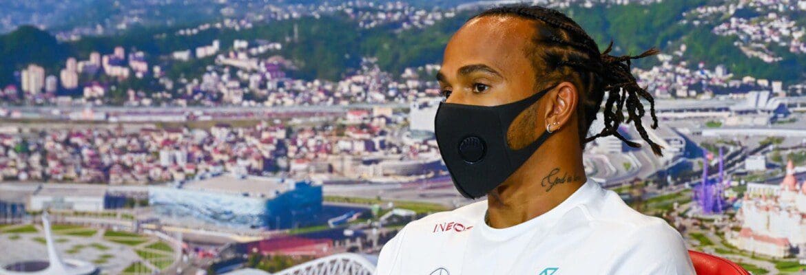 Hamilton indignado com as decisões dos comissários em relação à Mercedes
