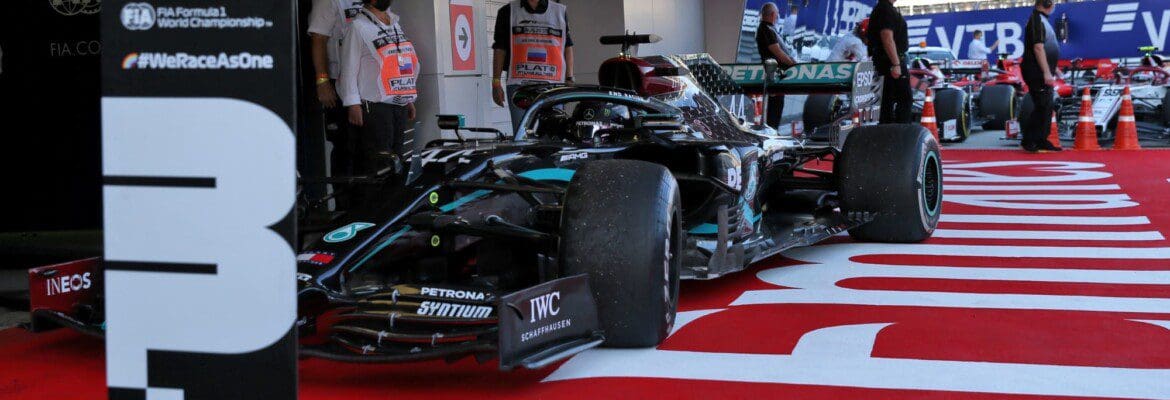 Mercedes culpada pela penalidades de dez segundos de Hamilton