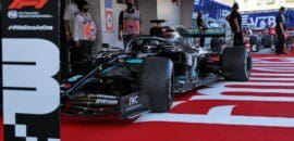 Mercedes culpada pela penalidades de dez segundos de Hamilton