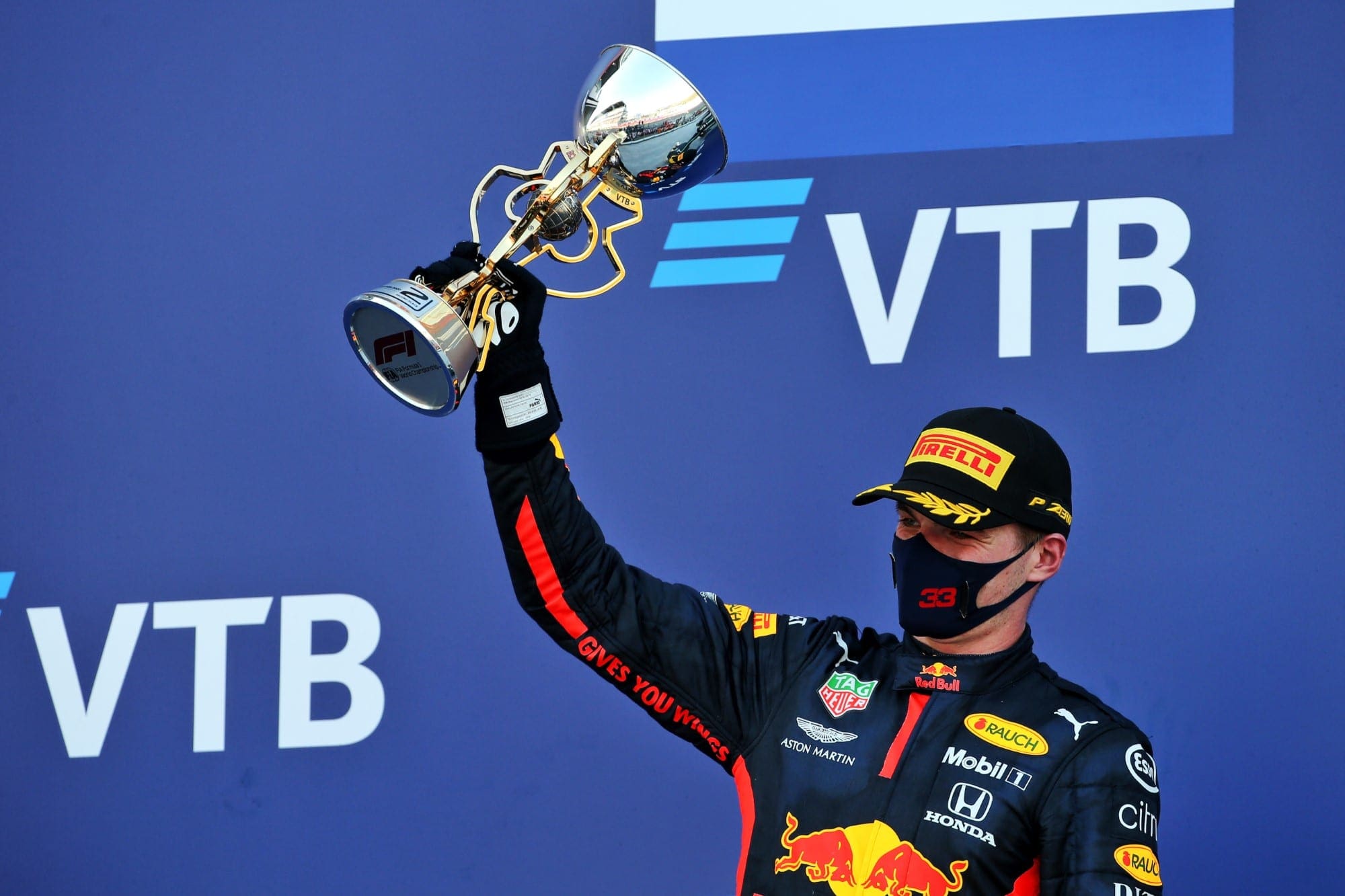 Verstappen recebe premiação no 'FIA Prize Giving 2020'