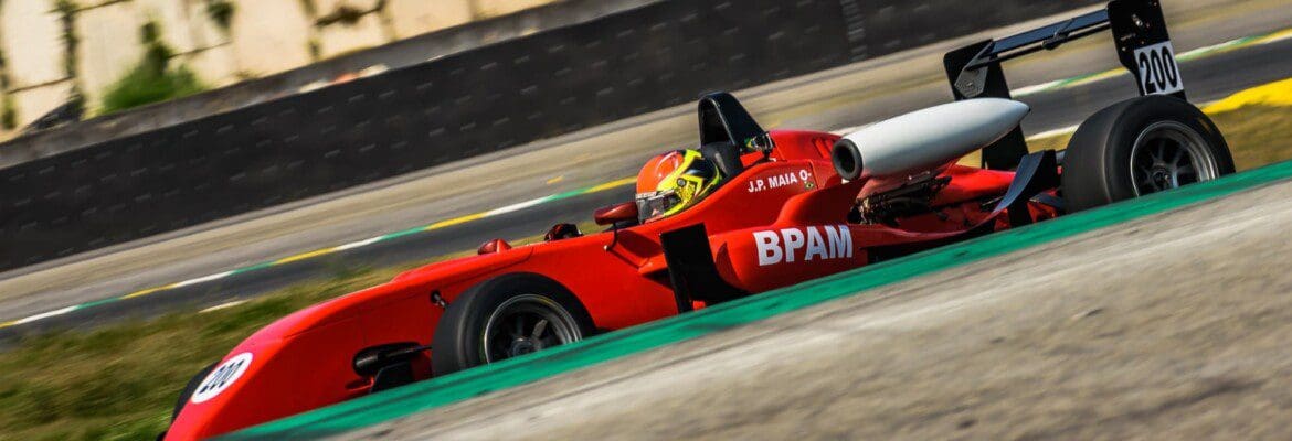 João Pedro Maia conquistou pódios em suas primeiras corridas com um carro da Fórmula 3 João Pedro Maia conquistou pódios em suas primeiras corridas com um carro da Fórmula 3