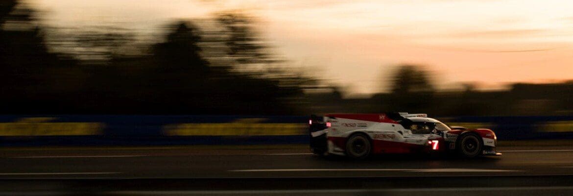 Kobayashi lidera as 24 Horas de Le Mans na metade da corrida