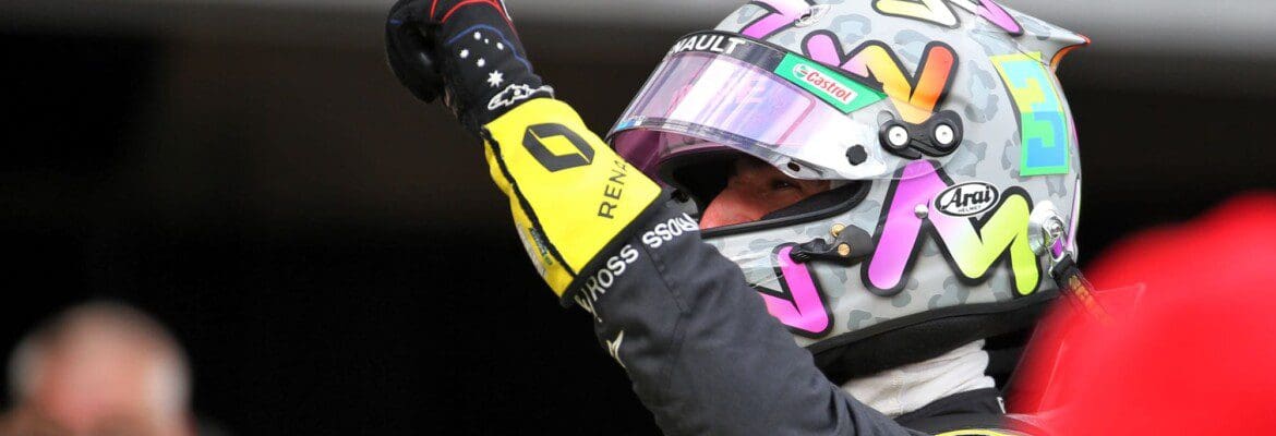 Ricciardo satisfeito com pódio e já planejando tatuagem de Abiteboul Ricciardo satisfeito com pódio e já planejando tatuagem de Abiteboul