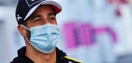 Ricciardo trabalhando em dois desenhos para tatuagem de Abiteboul
