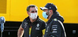 Abiteboul cumpre promessa com Ricciardo e faz tatuagem