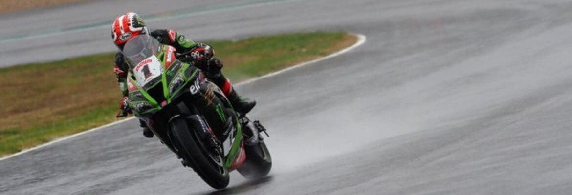 Rea segura Baz para a vitória em corrida dramática no SuperBike