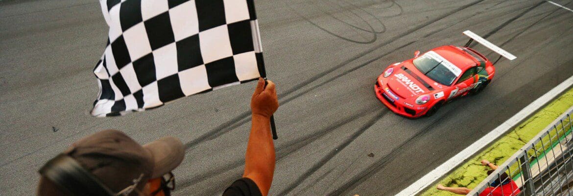 Paludo vence Corrida 1 em Interlagos e amplia liderança na Porsche Carrera Cup