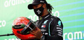 Mick Schumacher presenteia Hamilton com capacete de seu pai Michael