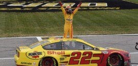 Joey Logano consegue a vitória na NASCAR Cup