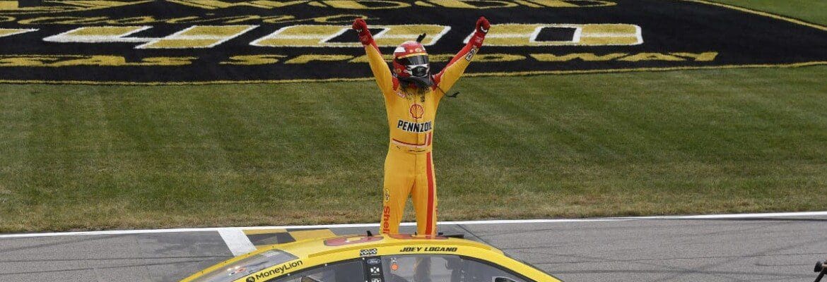 Joey Logano consegue a vitória na NASCAR Cup