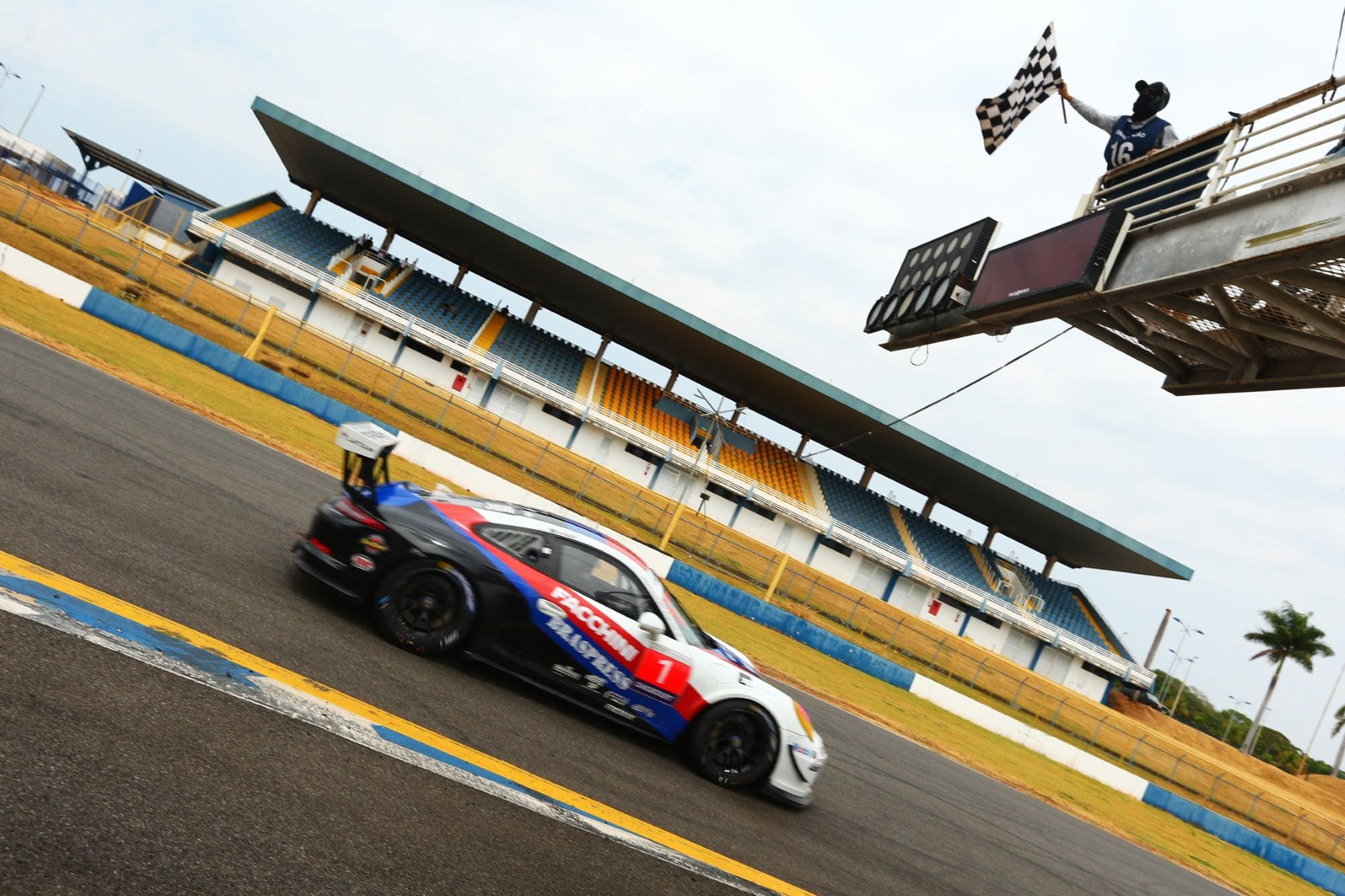 Urubatan Jr recebe a bandeirada