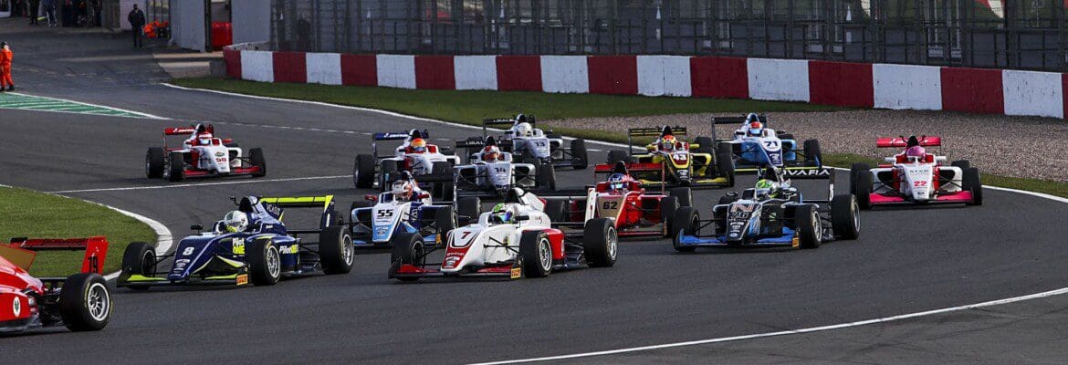 Roberto Faria chega em Top 10 nas três corridas da etapa de Donington National pela F3 Britânica