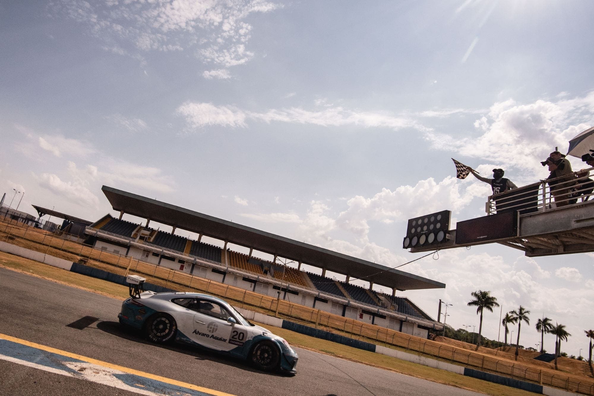 Urubatan JBandeira quadriculada para Pedro Aguiarr recebe a bandeirada