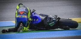 Rossi lamenta queda na primeira volta e “momento difícil” após abandonos