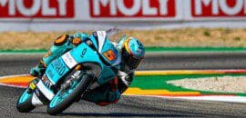 Masià supera Arenas na última volta e vence segunda seguida na Moto3