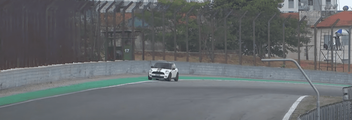 Pilota de arrancada invade a pista durante corrida da MB Challenge em Interlagos Pilota de arrancada invade a pista durante corrida da MB Challenge em Interlagos