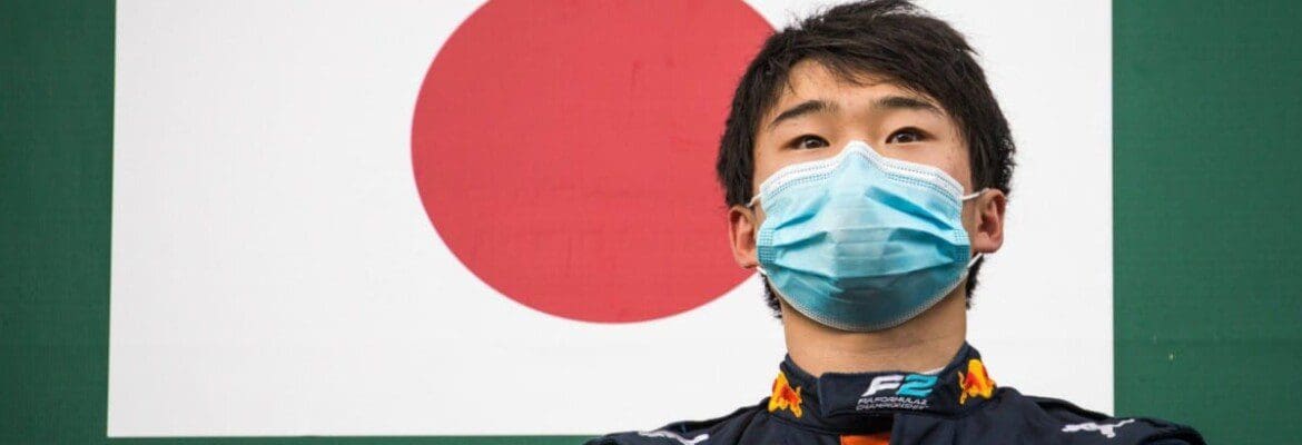 Tsunoda recebe o prêmio de melhor estreante do ano