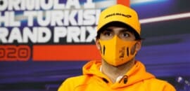 Perguntas sobre “arrependimento” com relação à Ferrari são irritantes, diz Sainz