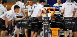 Sainz demonstra irritação por problema técnico da McLaren nos freios