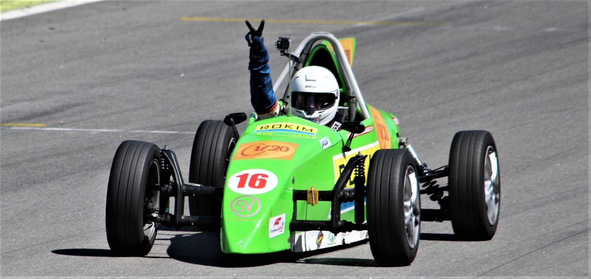 Laurent Guerinaud, Augusto Santin e Wallace Martins são os campeões da FVee em Interlagos O francês Laurent Guerinaud (#16) vibra com a sua quarta vitória em Interlagos e a conquista do título de campeão paulista da Fórmula Vee
