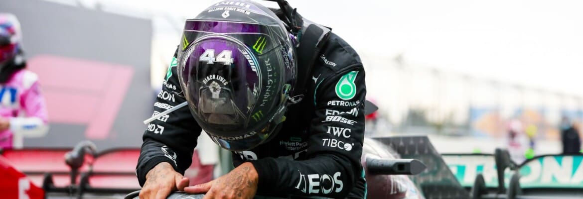 Hamilton diz que foi a primeira vez que chorou no carro