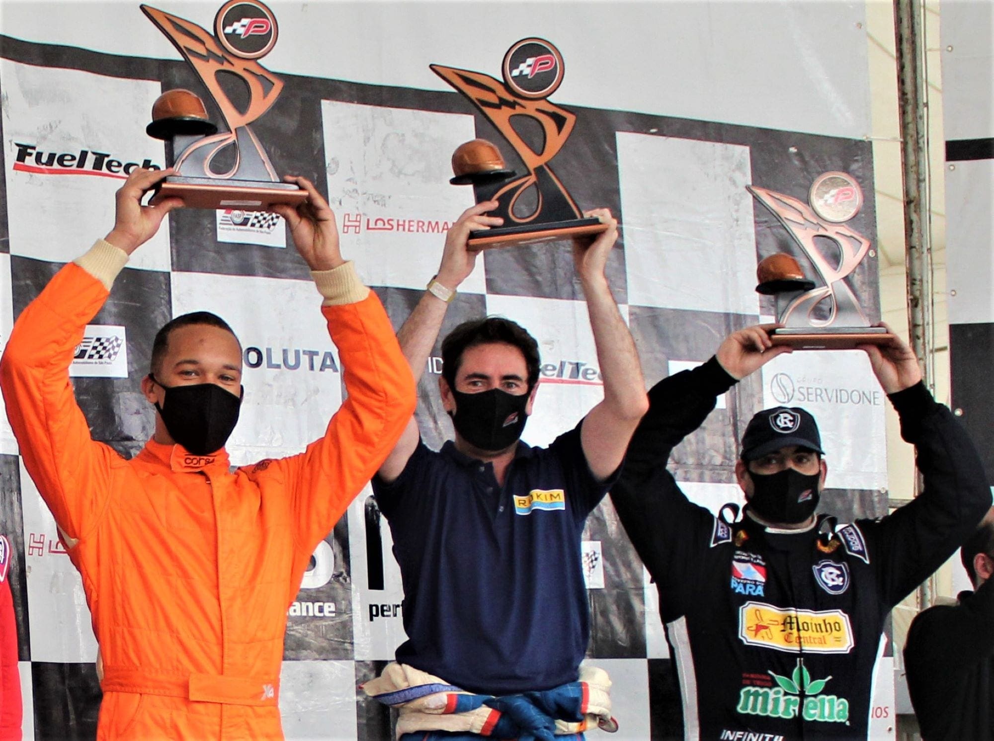 Laurent Guerinaud, Augusto Santin e Wallace Martins são os campeões da FVee em Interlagos O francês LaurWallace Martins, Laurent Guerinaud e Augusto Santin, campeões da FVee em Interlagos, no pódio da primeira bateria da última etapa do Campeonato Paulistaent Guerinaud (centro), ao lado do paraense Augusto Santin e de Gerson Zarpelão, no pódio final do Campeonato Paulista de Fórmula Vee