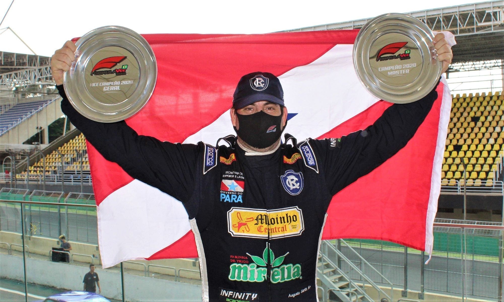 Laurent Guerinaud, Augusto Santin e Wallace Martins são os campeões da FVee em Interlagos O paraense Augusto Santin comemora com a bandeira do Pará o título na Máster e o vice-campeonato paulista da Fórmula Vee