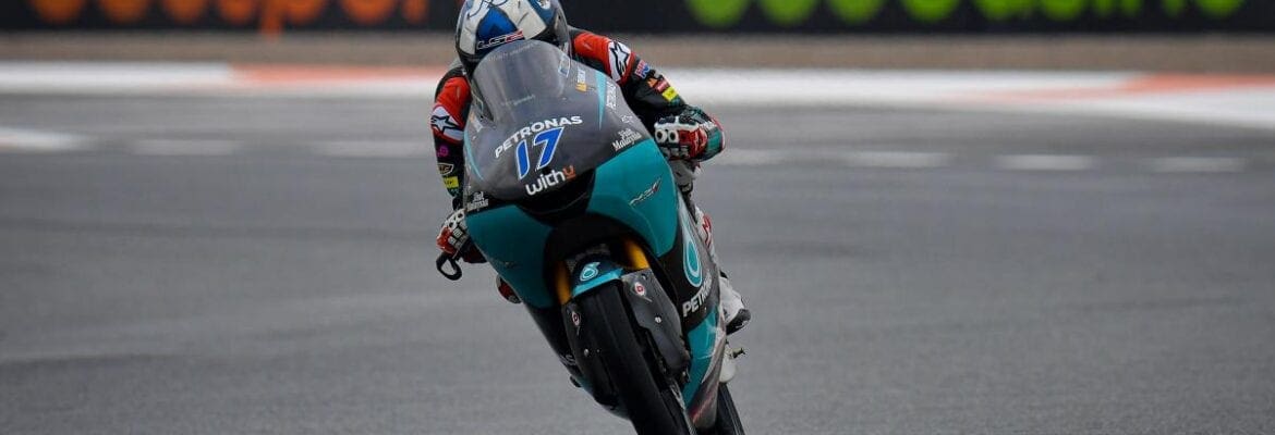 McPhee bate Vietti no molhado e marca pole na Moto3 em Valência