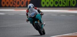 McPhee bate Vietti no molhado e marca pole na Moto3 em Valência