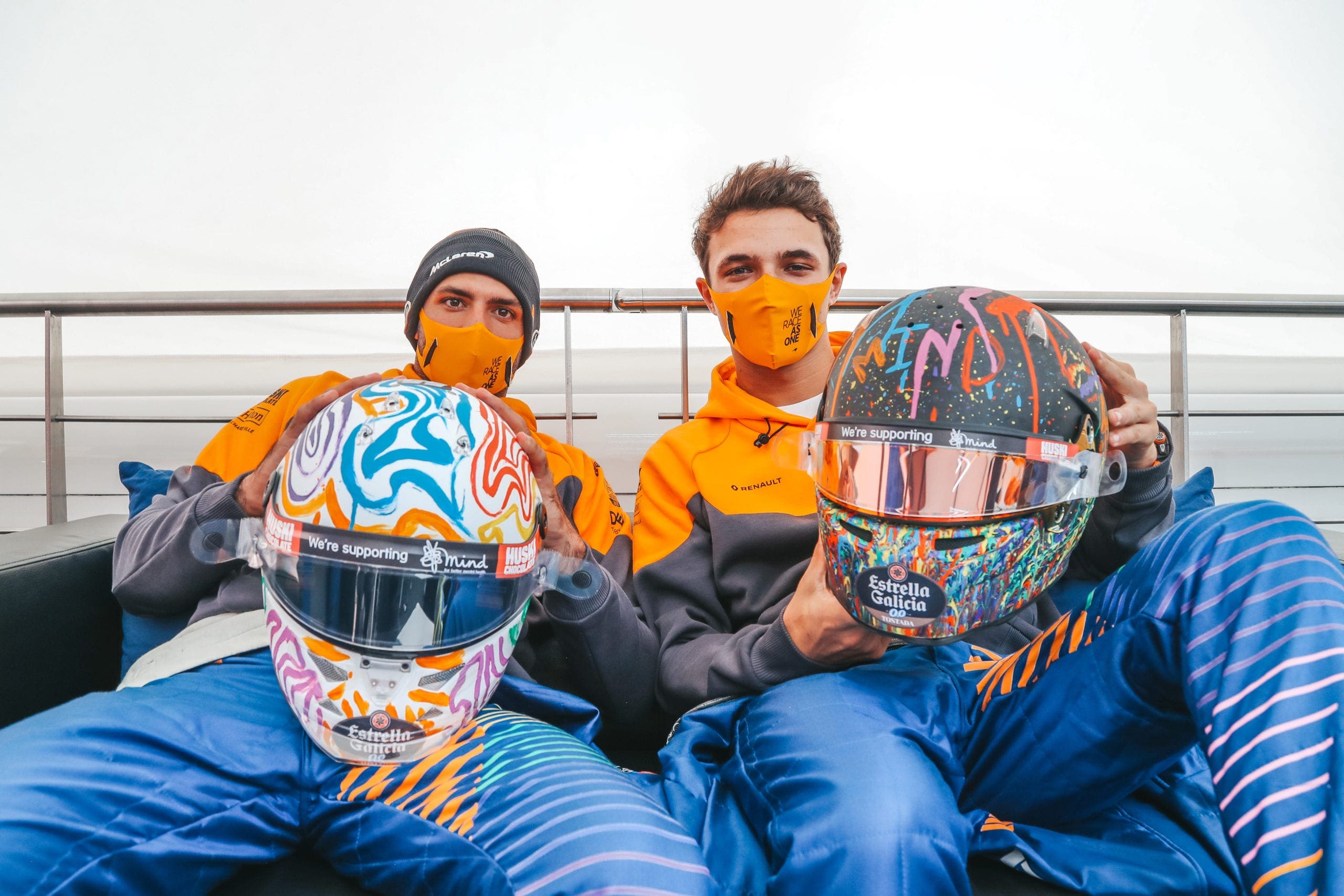 Lando Norris e Carlos Sainz com capacetes em homenagem ao Dia Mundial da Saúde Mental