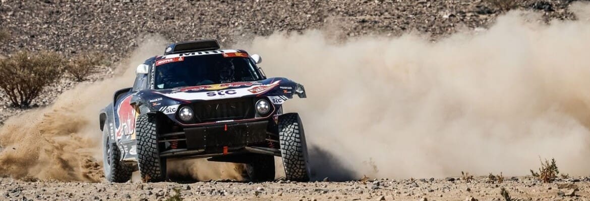 Sainz bate Peterhansel e vence primeira especial do Dakar nos carros