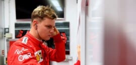Schumacher fica uma semana de quarentena para testar molde de assento