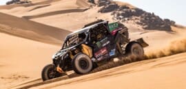 Varela e Justo fazem conserto relâmpago no meio do Dakar
