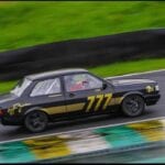 Jornalista faz homenagem a Ayrton Senna acelerando na chuva em Interlagos