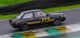 Jornalista faz homenagem a Ayrton Senna acelerando na chuva em Interlagos