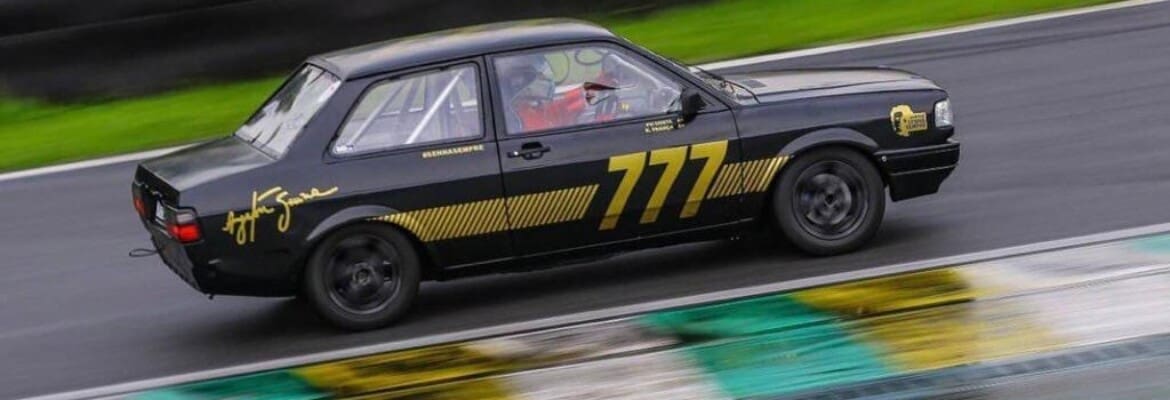 Jornalista faz homenagem a Ayrton Senna acelerando na chuva em Interlagos