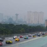 Jornalista faz homenagem a Ayrton Senna acelerando na chuva em Interlagos