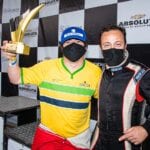 Jornalista faz homenagem a Ayrton Senna acelerando na chuva em Interlagos