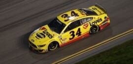 McDowell vê pilotos da Penske se enroscarem e vence a Daytona 500