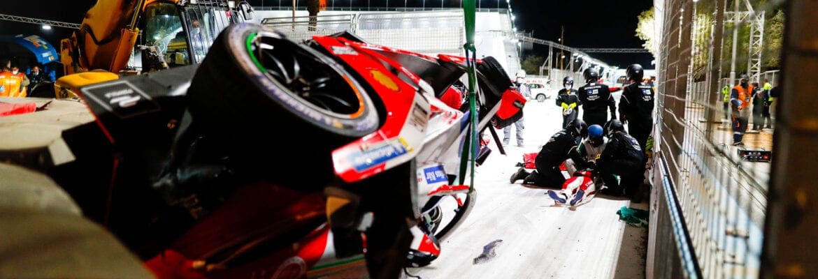 Alex Lynn sofre acidente impressionante na Fórmula E e é hospitalizado