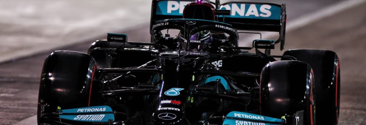 “A pressão era imensa”, diz Hamilton sobre a batalha com Verstappen nas voltas finais da F1 no Bahrein