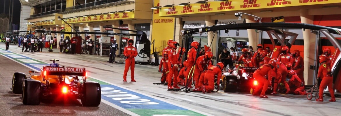Equipes da F1 deixam portas das garagens fechadas no Bahrein devido ao forte vento Equipes da F1 deixam portas das garagens fechadas no Bahrein devido ao forte vento