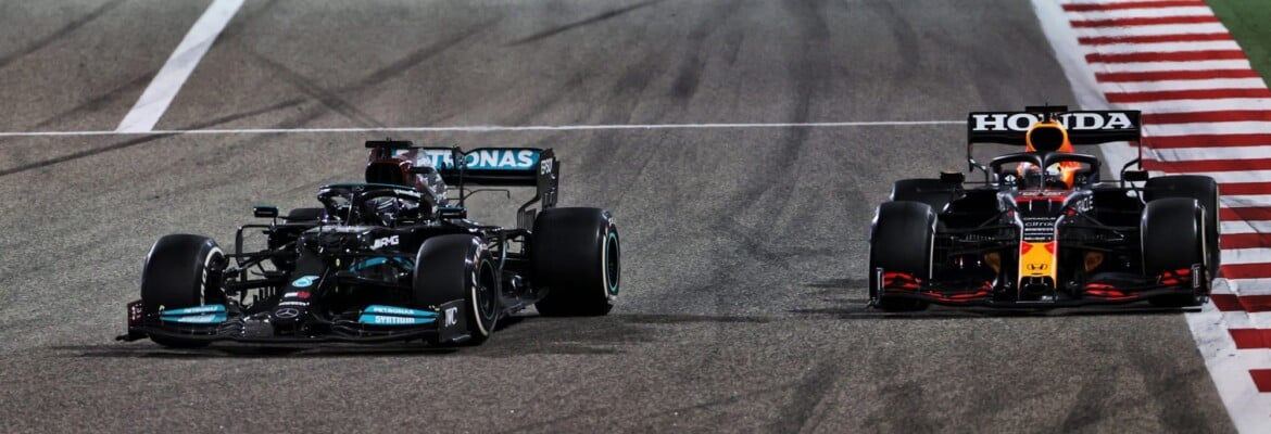 “Ninguém quer ser o favorito”, analisam jornalistas sobre a Mercedes e a Red Bull F1