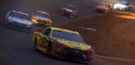 Logano vence corrida da Nascar em pista de terra