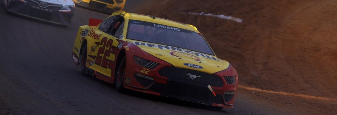 Logano vence corrida da Nascar em pista de terra