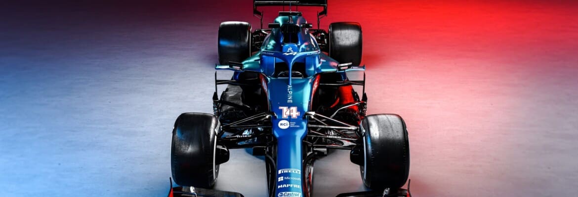 Alpine A521 vai para a pista em dia de filmagem em Silverstone