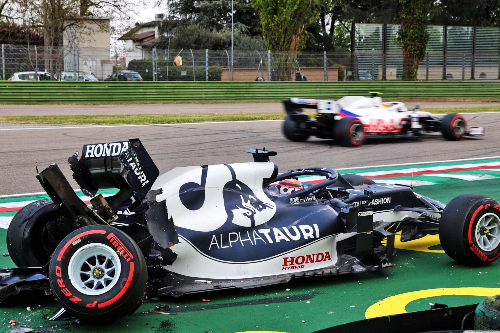 Galeria: imagens do acidente de Tsunoda no quali da F1 em Ímola Yuki Tsunoda (AlphaTauri) GP da Emília-Romanha F1 2021 - Acidente