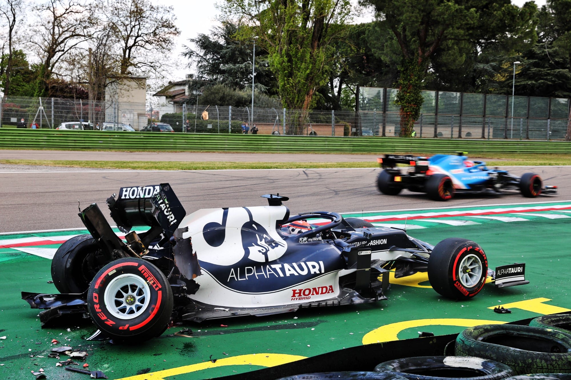 Galeria: imagens do acidente de Tsunoda no quali da F1 em Ímola Yuki Tsunoda (AlphaTauri) GP da Emília-Romanha F1 2021 - Acidente