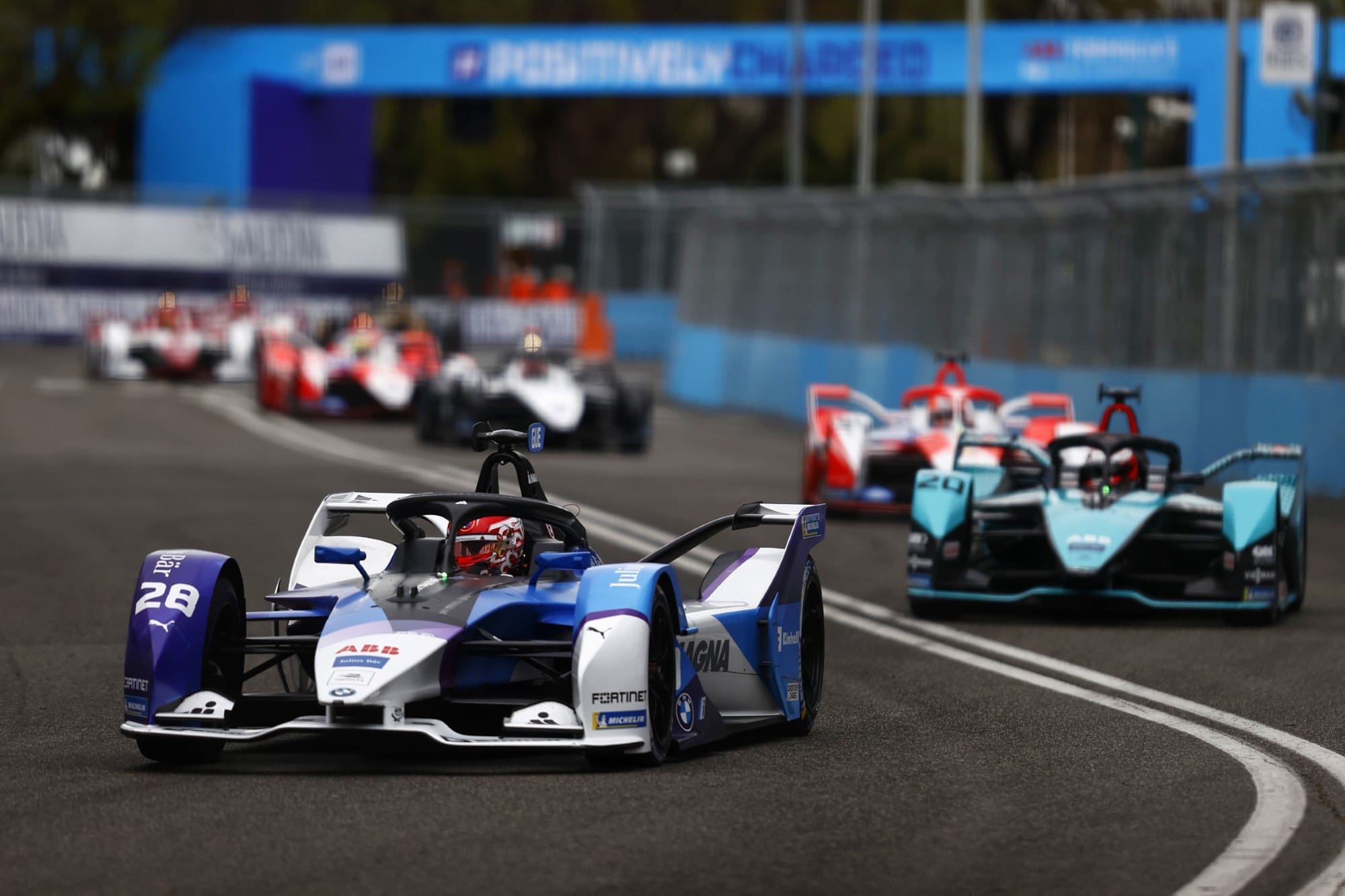 Galeria: veja as imagens deste sábado da Fórmula E em Roma Maximilian Guenther (BMW) e Mitch Evans (Jaguar) - ePrix de Roma - Fórmula E 2021