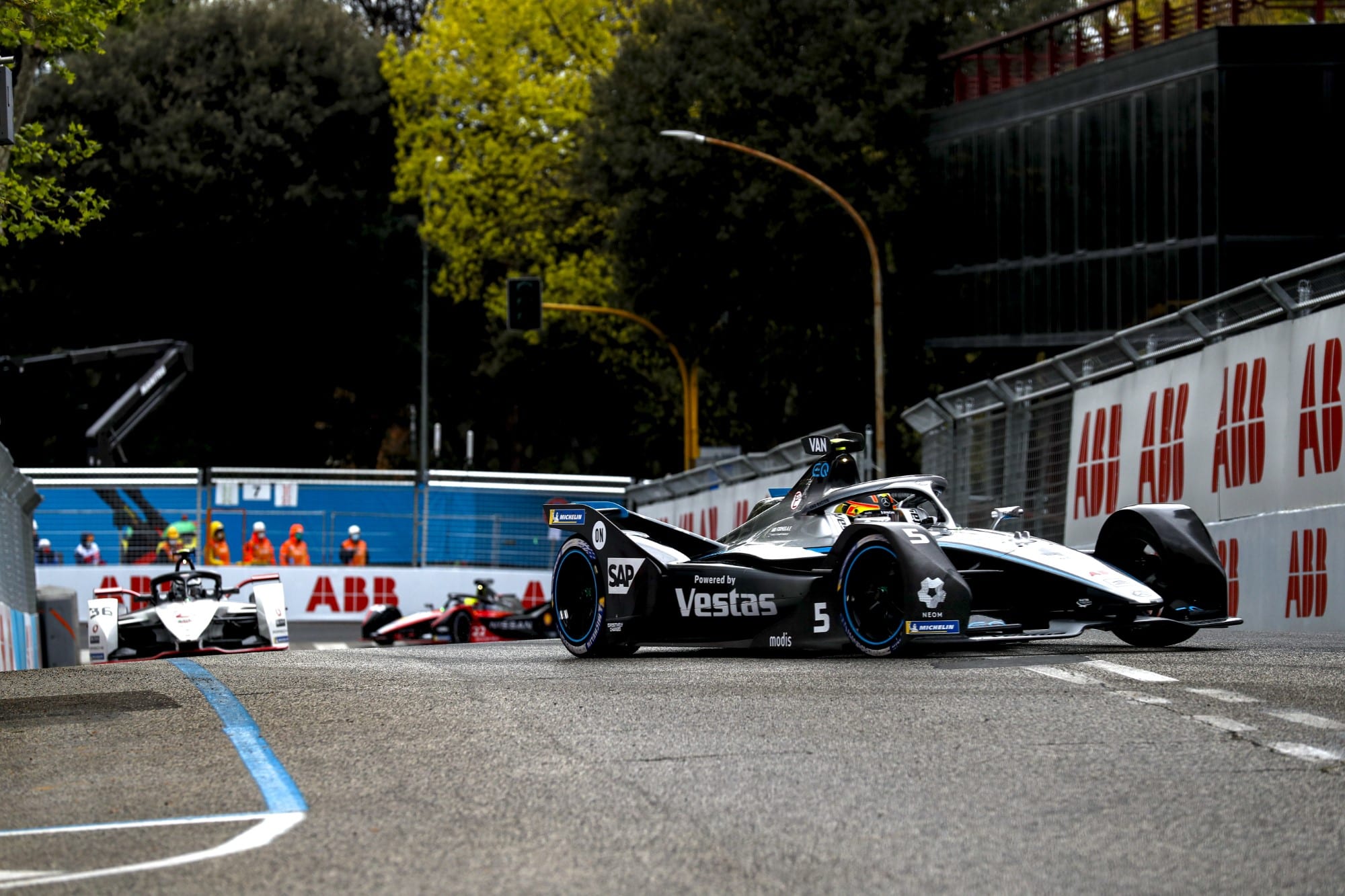 Galeria: veja as imagens deste sábado da Fórmula E em Roma Stoffel Vandoorne (Mercedes) e Andre Lotterer (Porsche) - ePrix de Roma - Fórmula E 2021